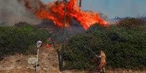 Πυροσβέστης στη Παλαιά Φώκαια σβήνει φωτιά