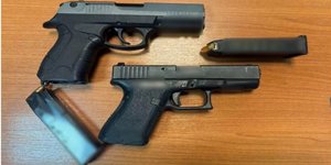 Τα πιστόλια και τα φυσίγγια που εντόπισαν οι αρχές 