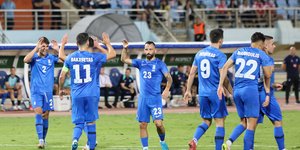 Οι παίκτες της εθνικής Ελλάδος αλληλοσυγχαίρονται