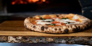 Πίτσα στον ξυλόφουρνο