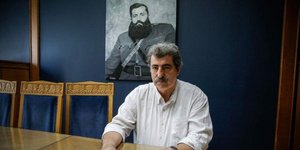 Ο Πολάκης ποζάρει με φόντο τον Βελουχιώτη