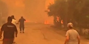 Στις φλόγες χωριά στη Σμύρνη 