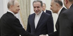  O Βλαντιμίρ Πούτιν (αριστερά) με τον Αμπάς Αραγτσί (κέντρο)/