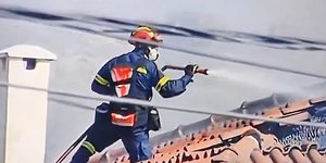 Η υπεράνθρωπη προσπάθεια πυροσβέστη στην Παλαιά Φώκαια
