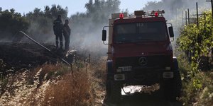 Πυροσβέστες στο σημείο που ξέσπασε η φωτιά