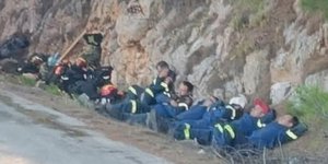 Πυροσβέστες εξαντλημένοι από την μάχη στη φωτιά στη Χίο κοιμούνται στην άκρη του δρόμου