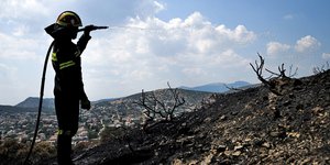 Πυροσβέστης σβήνει φωτιά