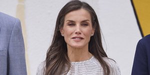 Πώς η βασίλισσα Λετίθια κάνει κάθε παντελόνι να δείχνει κομμένο και ραμμένο πάνω της