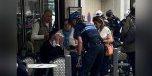 Αστυνομικός τσεκάρει ραβίνο που τραυματίστηκε