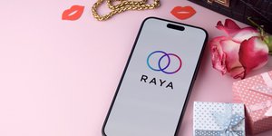 Η εφαρμογή γνωριμιών Raya στην οθόνη ενός κινητού