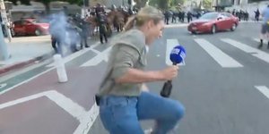 Η στιγμή που ρεπόρτερ δέχεται πλαστική σφαίρα στο πόδι από αστυνομικό στο Λος Άντζελες