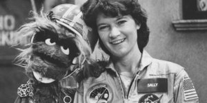 Η αστροναύτης Sally Ride ποζάρει με τον χαρακτήρα Grundgetta του «Sesame Street» το 1984