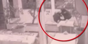 Η στιγμή που αφοπλίζουν 64χρονο Ισπανό «σαμουράι» στη Θεσσαλονίκη