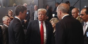 Τραμπ και Σάντσεθ μιλούν μπροστά στον Ερντογάν