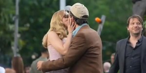 Το φιλί της Σκάρλετ Γιόχανσον με τον Τζόναθαν Μπέιλι έκλεψε την παράσταση στην πρεμιέρα του «Jurassic World: Rebirth»