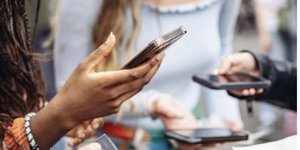 Τα κινητά μας ρουφάνε σαν βδέλλες τον χρόνο, την προσοχή και τις προσωπικές μας πληροφορίες, όλα προς όφελος τρίτων / SHUTTERSTOCK