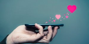 Ο εντοπισμός των red flags κατά τη διάρκεια ενός online ραντεβού δεν είναι καθόλου εύκολη υπόθεση / SHUTTERSTOCK