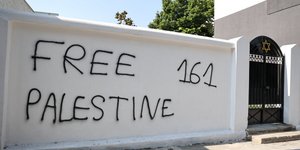 Έγραψαν συνθήματα στους τοίχους της Εβραϊκής Συναγωγής στη Λάρισα