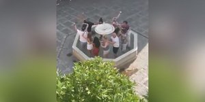 Ισπανία: Εξοργιστικό βίντεο -Τουρίστες χωρίς ίχνος σεβασμού χορεύουν μέσα σε ιστορικό συντριβάνι της Σεβίλλης