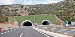 Τροχαίο με φορτηγό σε σήραγγα στα Τέμπη