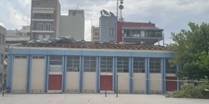 Ξηλωμένο σκέπαστρο σε σχολείο στη Λάρισα