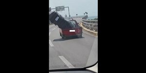 Πτώση εμπορευμάτων από αγροτικό στην Παραλιακή