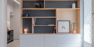 Το ξύλο κυριαρχεί στην ανακαίνιση του ισόγειου διαμερίσματος