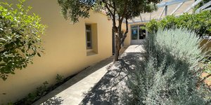 Η είσοδος της οικίας Θεοδωράκη στον Γαλατά.