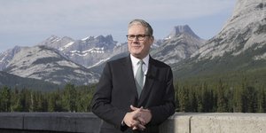 Ο Κιρ Στάρμερ με φόντο τα βουνά του Καναδά