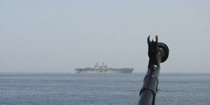 Ιρανοί παρακολουθούν τις κινήσεις αμερικανικού πολεμικού πλοίου στα Στενά του Ορμούζ