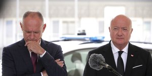 Ο Κρίστιαν Στόκερ (δεξιά) με τον υπουργό Εσωτερικών κάνουν δηλώσεις για το μακελείο στο Γκρατς