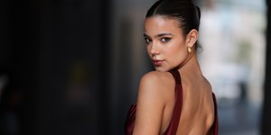 γυναίκα με φόρεμα