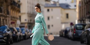 στιλάτη γυναίκα με παντελόνι