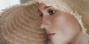 γυναίκα με καπέλο