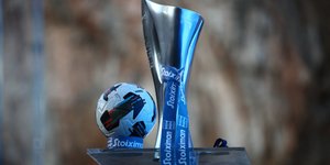 Μπάλα και τρόπαιο της Super League