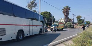 Σχολικό πούλμαν συγκρούστηκε με αυτοκίνητο στην Αρτέμιδα