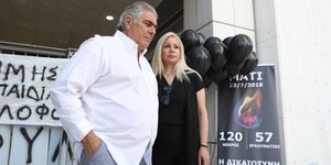συγγενείς θυμάτων της τραγωδίας στο Μάτι έξω από το εφετείο