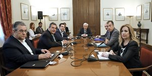 Η σύσκεψη πολιτικών αρχηγών υπό τον Προκόπη Παυλόπουλο την επομένη του δημοψηφίσματος Πίσω αριστερά διακρίνονται οι πρακτικογράφοι