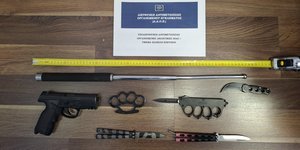 Τα υλικά που κατέσχεσε η Ελληνική Αστυνομία μετά τις συλλήψεις 12 ατόμων για τις συμμορίες με οπαδικό υπόβαθρο