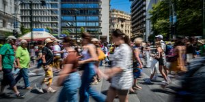 Κόσμος διασχίζει τον δρόμο στο κάτω μέρος της πλατείας Συντάγματος