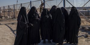 Συρία: Νέος «ενδυματολογικός κώδικας» για τις γυναίκες -Απαγορεύονται τα στενά ρούχα, ποια μαγιό επιτρέπονται