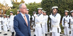 Ο Κώστας Τασούλας προχωρά μπροστά από άνδρες του ναυτικού