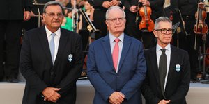 Ο ΠτΔ Κωνσταντίνος Τασούλας, ο πρόεδρος της ΕΟΕ Ισίδωρος Κούβελος και ο πρόεδρος της Διεθνούς Ολυμπιακής Ακαδημίας Χαρίλαος Τσολάκης