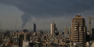 Καπνός στην Τεχεράνη μετά από πλήγματα από ισραηλινά πυρά