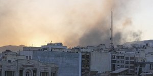 Καπνός στην Τεχεράνη, πρωτεύουσα του Ιράν, μετά από χτύπημα του Ισραήλ