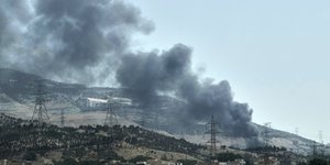 Καπνός έξω από την Τεχεράνη, στο Ιράν, μετά από ισραηλινό πλήγμα