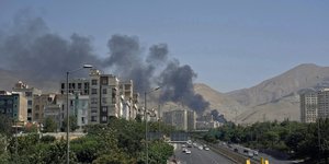 Καπνός σε πετρελαϊκή εγκατάσταση στην Τεχεράνη, κατά πάσα πιθανότητα από πλήγμα του Ισράηλ