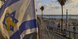 Η ισραηλινή σημαία με κίτρινη κορδέλα κυματίζει κατά μήκος της παραλιακής λεωφόρου του Τελ Αβίβ