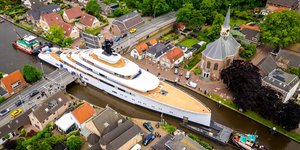 Το νέο γιοτ 150 εκατ. μεγαλοστελέχους περνά οριακά από κανάλι χωριού της Ολλανδίας