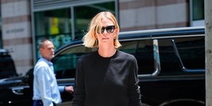 Τα αλλόκοτα παπούτσια της Σαρλίζ Θερόν που τελικά είναι αδικαιολόγητα κομψά [εικόνα]